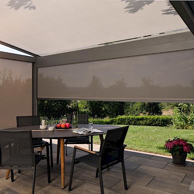 WAREMA Vorbau-Markise easyZIP montiert an einer WAREMA Pergola PEREA P60